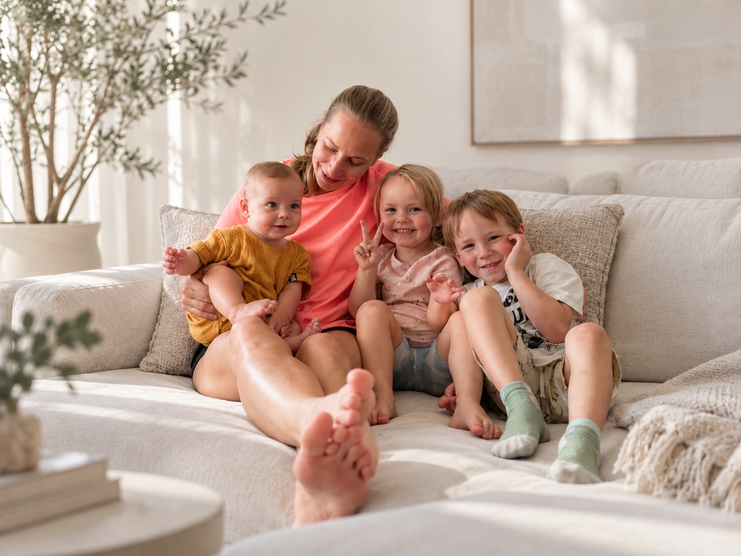 Martina Holcmanová mit Kindern auf dem Sofa